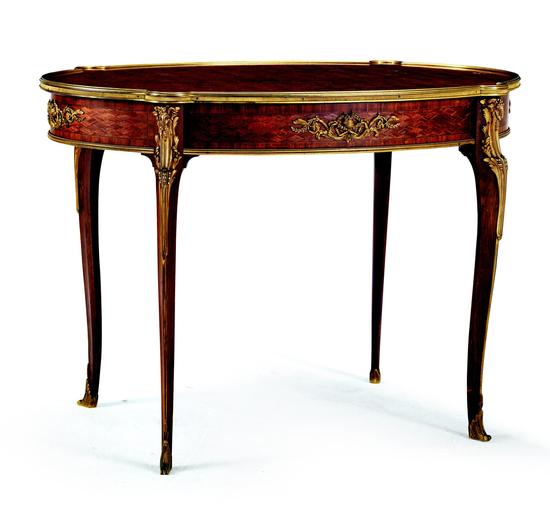 十九世纪 法国铜鎏金羊头装饰细木镶嵌休闲桌